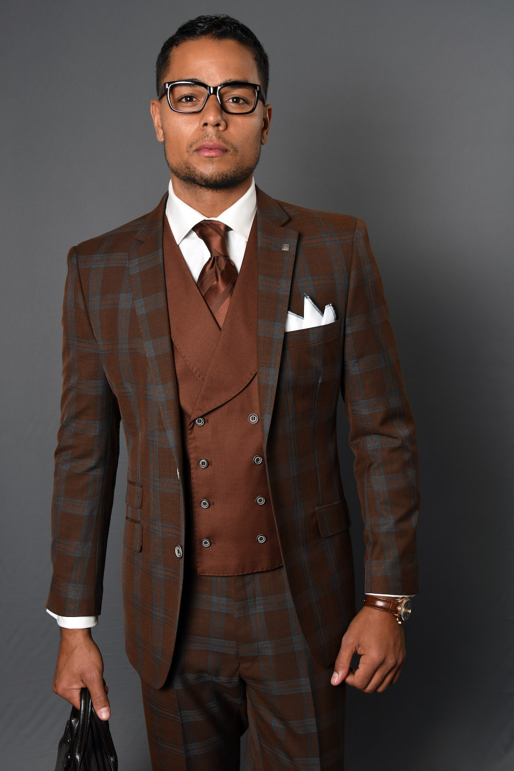 3PC PLAID SUIT WITH SOLID COLOR CONTRAST DOUBLE BREASTED VEST. SUPER 200'S ITALIAN WOOL AND CASHMERE FABRIC. MODERN FIT FLAT FRONT PANTS